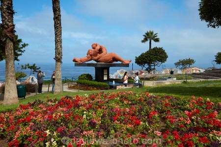 art;art-work;art-works;bloom;blooming;blooms;El-Beso;El-Beso-statue;floral;flower;flower-bed;flower-beds;flower-garden;flower-gardens;flowers;garden;gardens;Latin-America;Lima;Love-Park;Miraflores;palm;palm-tree;palm-trees;palms;Park-del-Amor;Park-of-Love;Peru;public-art;public-art-work;public-art-works;public-flower-garden;public-garden;public-gardens;public-sculpture;public-sculptures;Republic-of-Peru;sculpture;sculptures;South-America;statue;statues;Sth-America;The-Kiss;The-Kiss-statue;Victor-Delfin